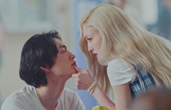 Somi lança clipe para DUMB DUMB com clima de filmes adolescentes clássicos